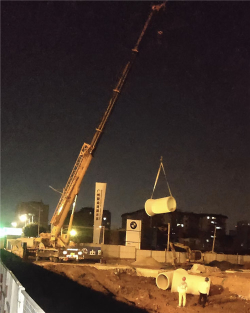 措勤县“弯臂矫正”—— 吊车的 “形变补偿” 技术